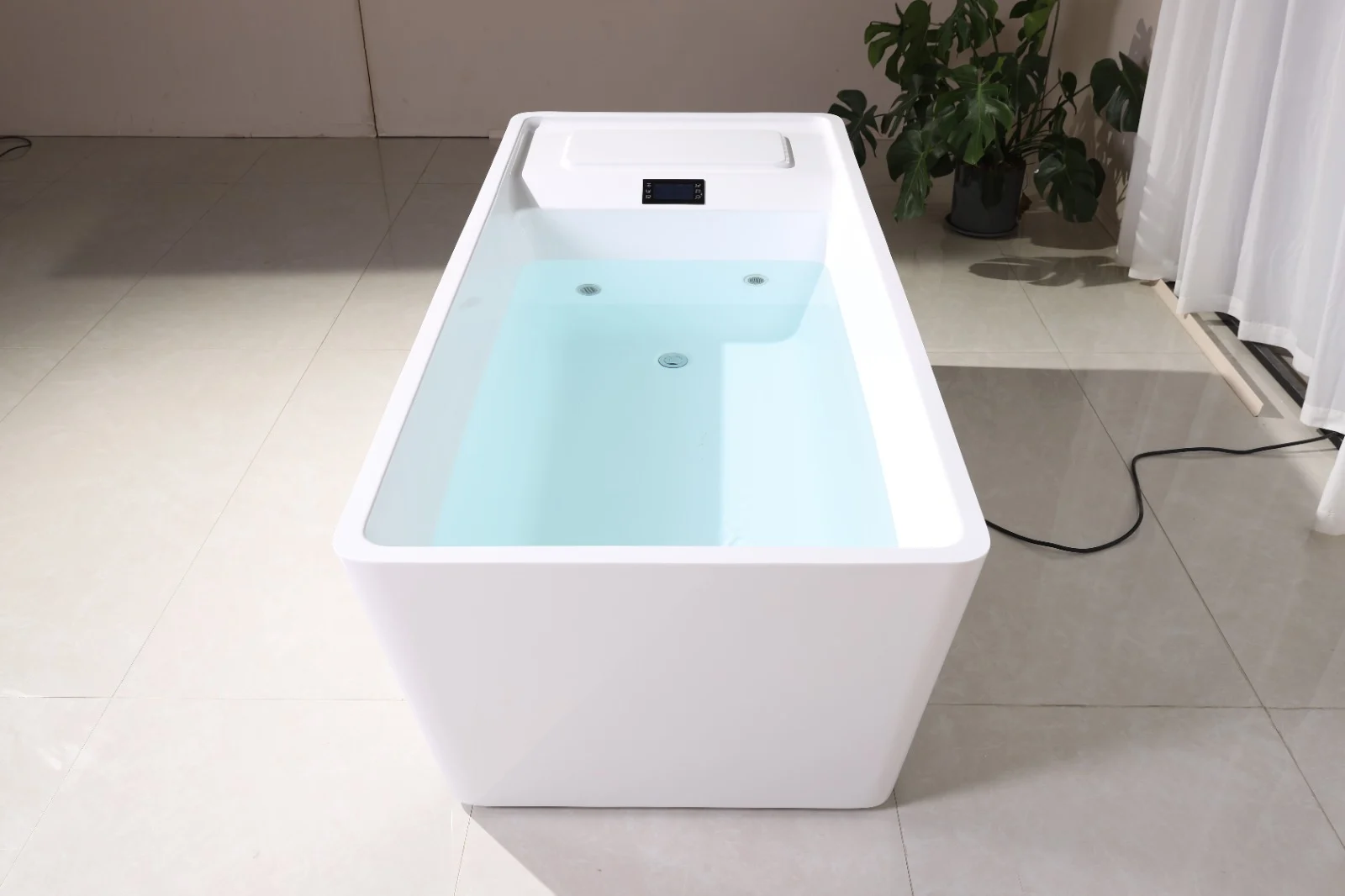Cada de răcire Chill Tub 801, de formă dreptunghiulară, cu un finisaj alb lucios, este umplută cu apă limpede și se află într-un mediu interior, pe un podea din gresie deschisă, având un ecran de control digital în partea superioară.