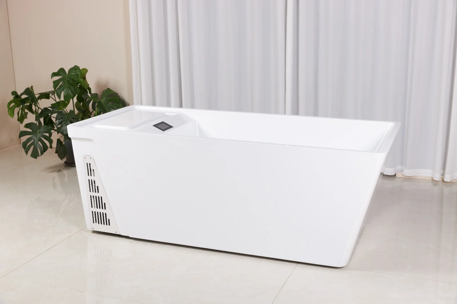 Cada de răcire Chill Tub 801, de formă dreptunghiulară, albă, cu un design modern, situată pe o podea lucioasă, înconjurată de un perete deschis și o plantă verde în fundal.