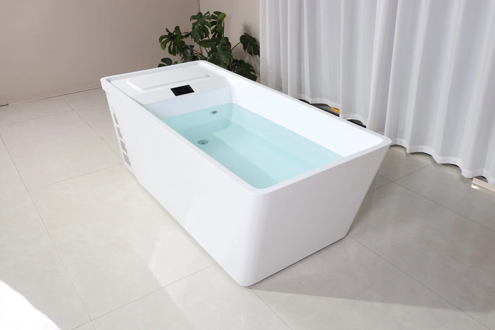Cada de răcire Chill Tub 801, de formă rectangulară, cu un finisaj alb, situată pe un podea de gresie deschisă, cu apă limpede în interior și un panou de control pe margine, înconjurată de un perete neutru și o fereastră cu draperii albe.