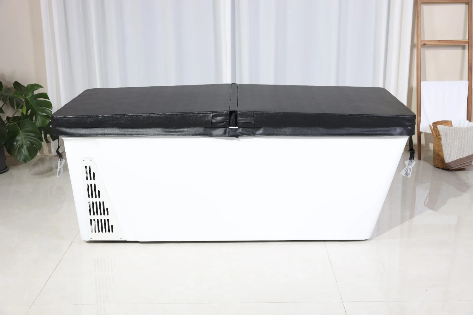 Cada de răcire Chill Tub 801, cu un design rectangular, de culoare albă cu capac negru, situată pe o podea lucioasă, într-un mediu interior cu plante verzi și un suport de lemn în fundal.