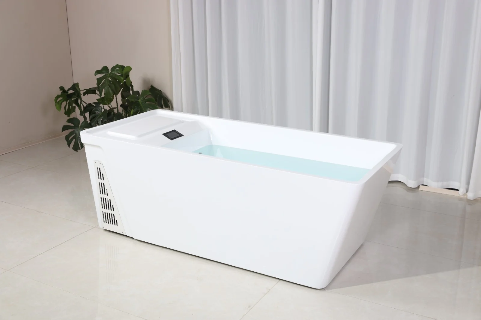 Cada de răcire Chill Tub 801, de formă rectangulară, cu un design modern și minimalist, este realizată din material plastic alb, având apă de culoare deschisă în interior, amplasată pe un fund de gresie deschisă, cu o plantă verde în fundal și perdele albe.