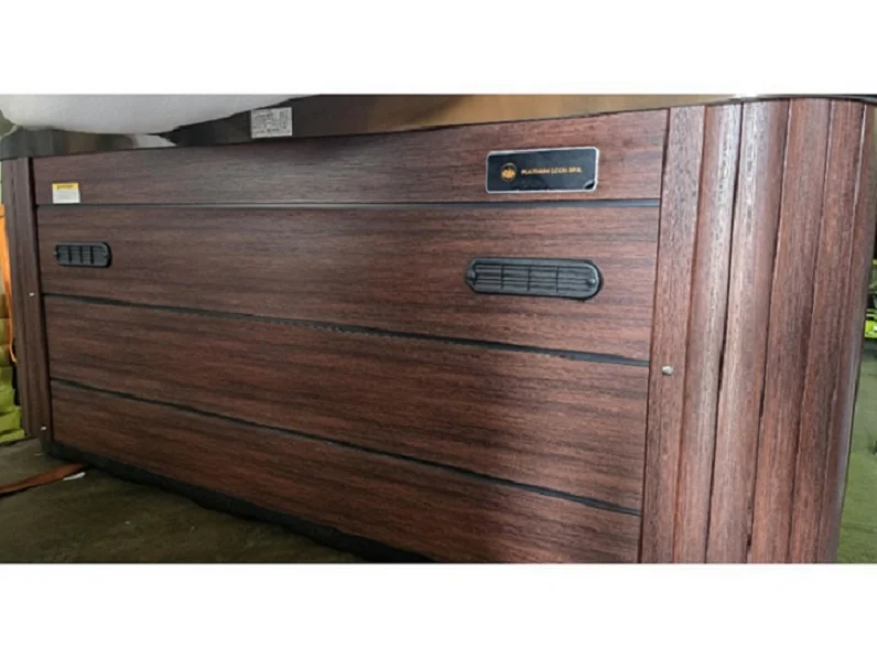 Cadă cu hidromasaj SUN 200×160×90 cm, cu un finisaj din lemn, având un design compact, cu două șezlonguri și un loc de ședere, situată într-un mediu interior.