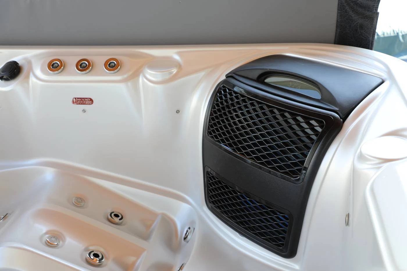 Cadă cu hidromasaj acrilică de culoare albă, cu un design modern, având trei jeturi de masaj vizibile și un panou de control negru cu grilaj, situată într-un mediu interior.