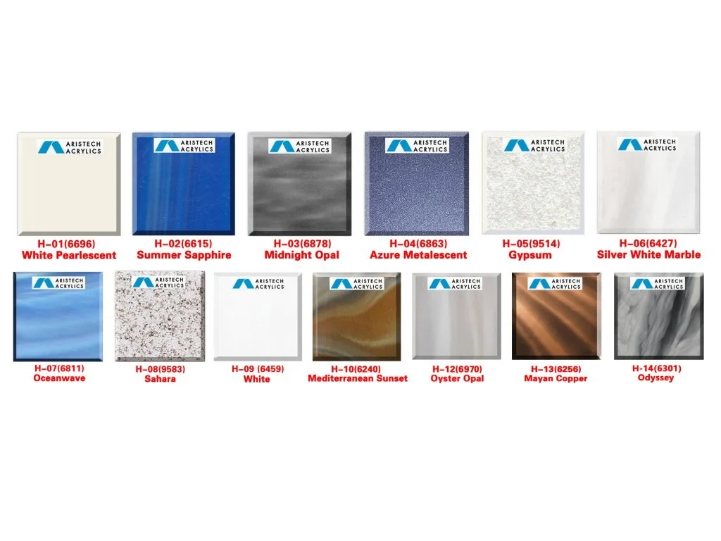 Cadă cu hidromasaj acrilică cu diverse culori de acril, inclusiv Gypsum, expusă pe un fundal alb, cu etichete care indică numele și codurile culorilor.