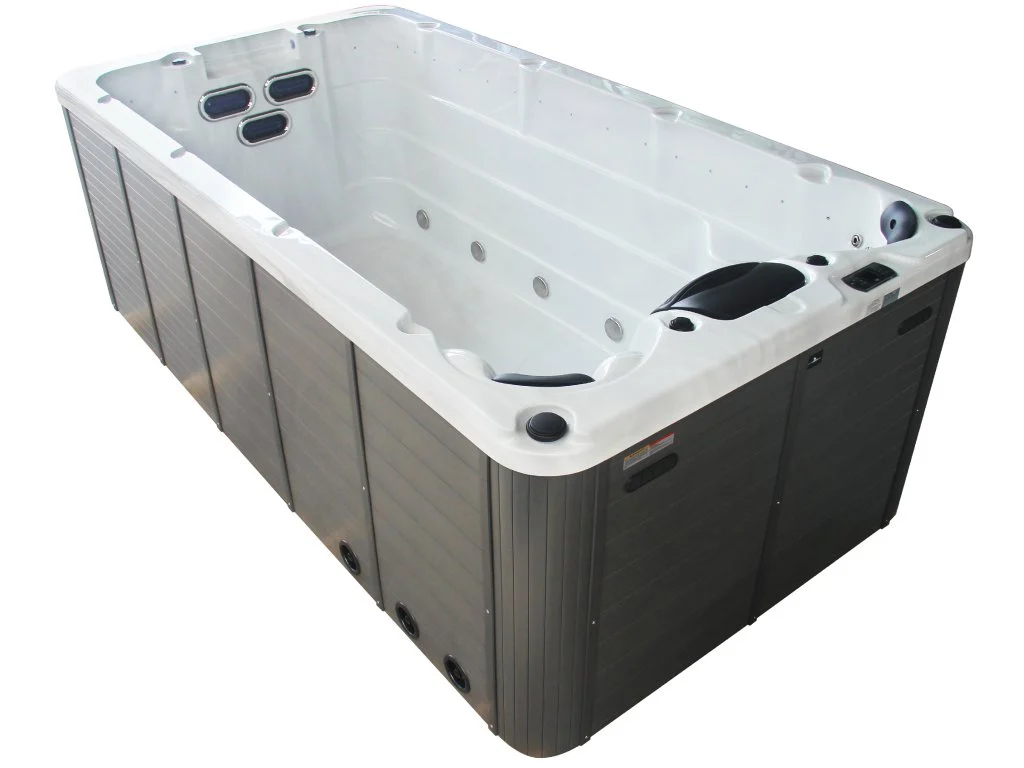 Piscina Swim Spa 805 are o formă rectangulară, cu un interior alb și un exterior din material de culoare închisă, având un design modern. Este dotată cu jeturi de hidromasaj și are spațiu pentru două persoane, fiind ideală pentru înot și relaxare.