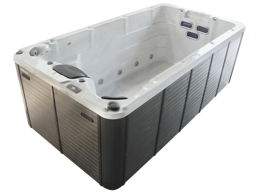Piscina Swim Spa 805 are o formă rectangulară, cu un interior alb și un exterior din materiale de culoare închisă, având locuri pentru două persoane și jeturi de hidromasaj.