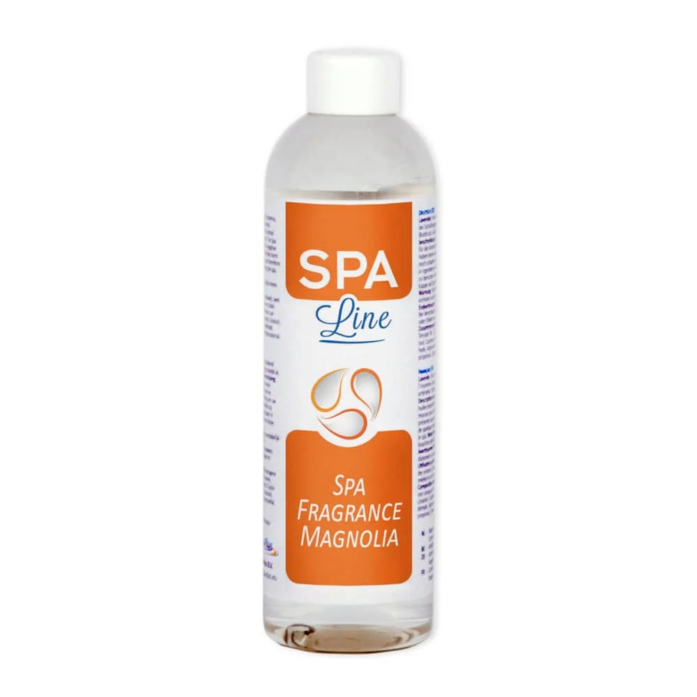 Flacon transparent cu capac alb, etichetă albă și portocalie, inscripționat cu "SPA Line" și "Spa Fragrance Magnolia", conținut lichid clar, design simplu și modern, destinat aromaterapiei pentru jacuzzi.